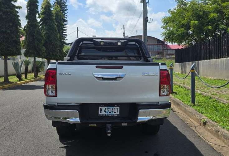 Toyota Hilux Sr 2025