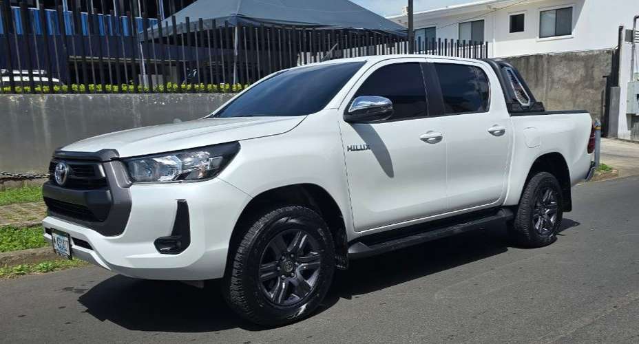 Toyota Hilux Sr 2025
