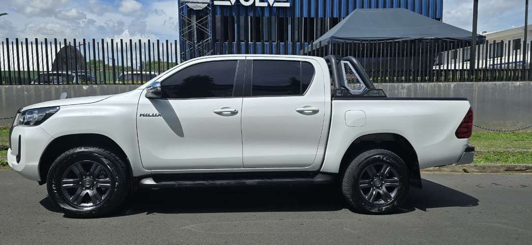 Toyota Hilux Sr 2025
