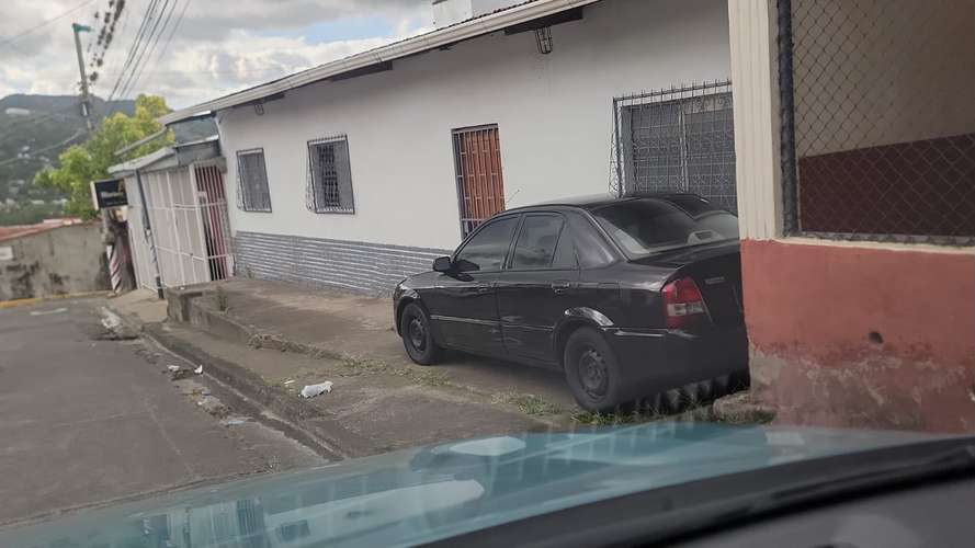  MAZDA 1999 AUTOMÁTICO EN VENTA – COLOR NEGRO    Precio: $3,500 USD  Vendo Mazda año 1999, color negro, transmisió