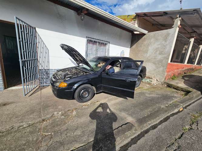  MAZDA 1999 AUTOMÁTICO EN VENTA – COLOR NEGRO    Precio: $3,500 USD  Vendo Mazda año 1999, color negro, transmisió