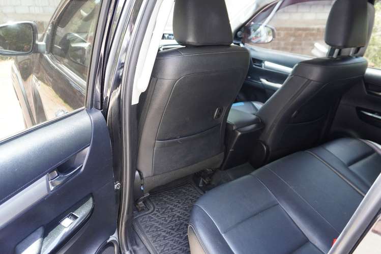  Dicen que el dinero no compra la felicidad… pero te compra esta HILUX SRV 2022 en NEGRO y te aseguro que es lo mismo.