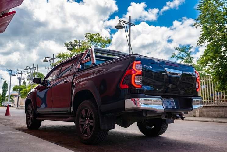  Dicen que el dinero no compra la felicidad… pero te compra esta HILUX SRV 2022 en NEGRO y te aseguro que es lo mismo.