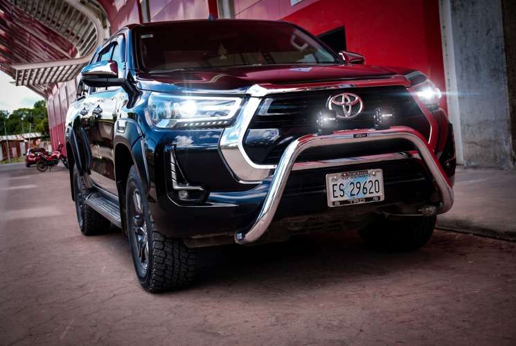  Dicen que el dinero no compra la felicidad… pero te compra esta HILUX SRV 2022 en NEGRO y te aseguro que es lo mismo.