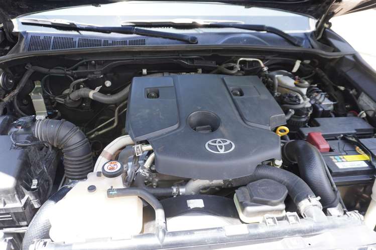  Dicen que el dinero no compra la felicidad… pero te compra esta HILUX SRV 2022 en NEGRO y te aseguro que es lo mismo.