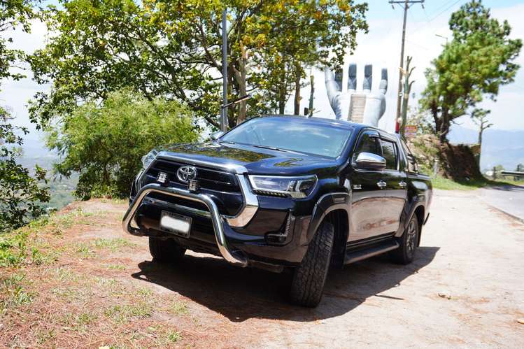  Dicen que el dinero no compra la felicidad… pero te compra esta HILUX SRV 2022 en NEGRO y te aseguro que es lo mismo.