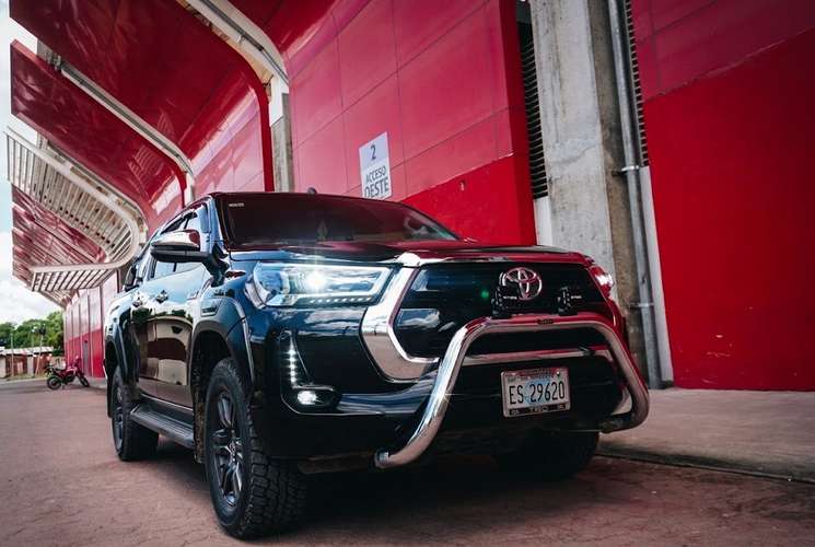  Dicen que el dinero no compra la felicidad… pero te compra esta HILUX SRV 2022 en NEGRO y te aseguro que es lo mismo.