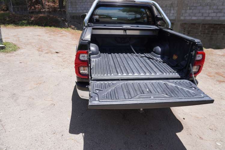  Dicen que el dinero no compra la felicidad… pero te compra esta HILUX SRV 2022 en NEGRO y te aseguro que es lo mismo.