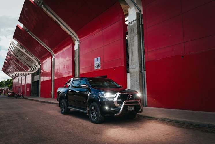  Dicen que el dinero no compra la felicidad… pero te compra esta HILUX SRV 2022 en NEGRO y te aseguro que es lo mismo.