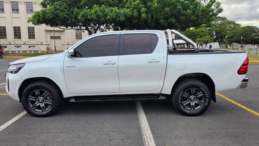 PRECIOSA TOYOTA HILUX SR 2021