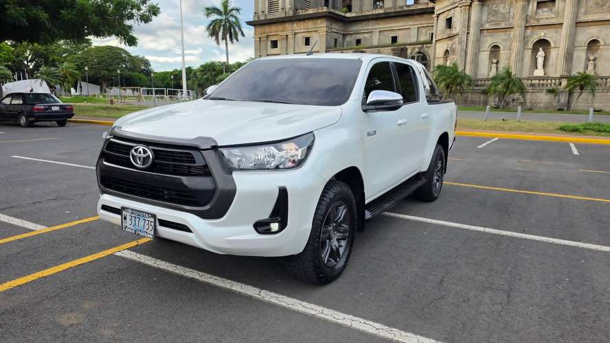 PRECIOSA TOYOTA HILUX SR 2021