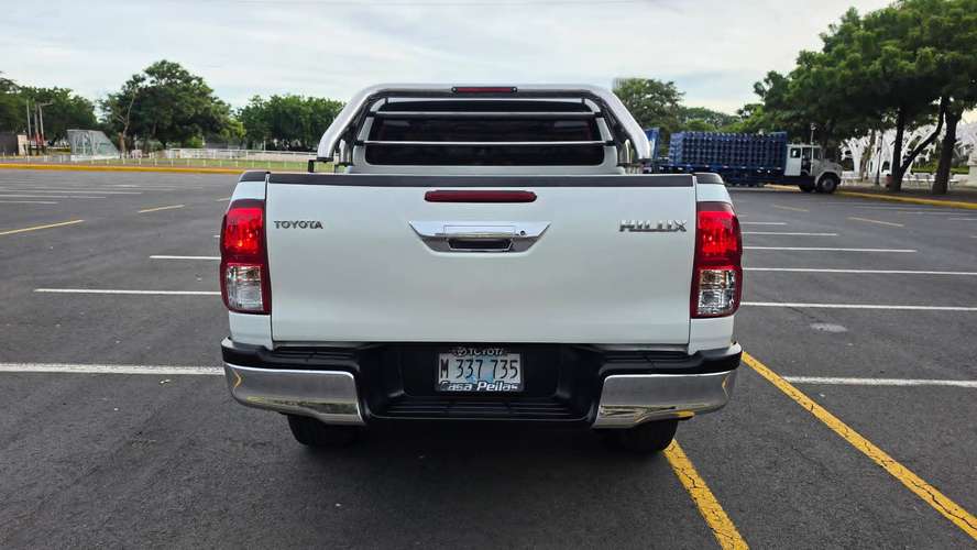 PRECIOSA TOYOTA HILUX SR 2021