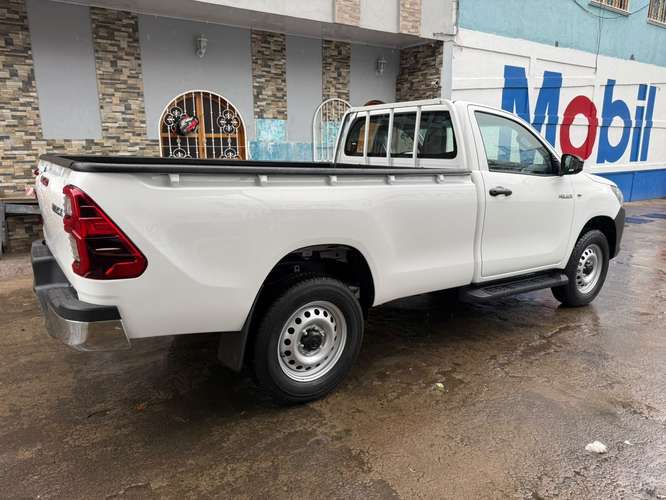 HILUX UNA CABINA