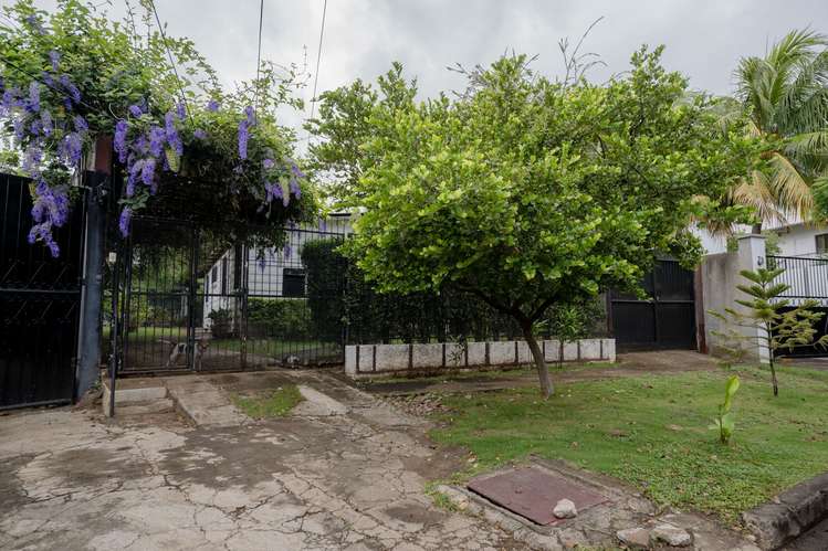 Se vende casa amplia en Los Robles  - Imagen 2