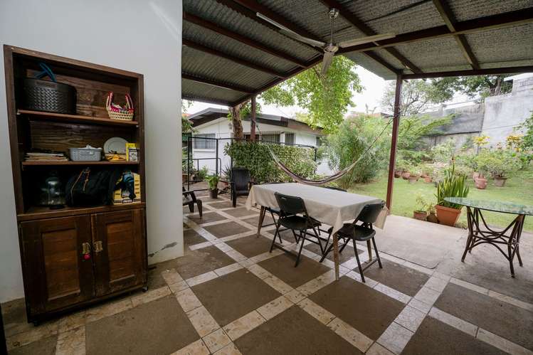 Se vende casa amplia en Los Robles  - Imagen 3