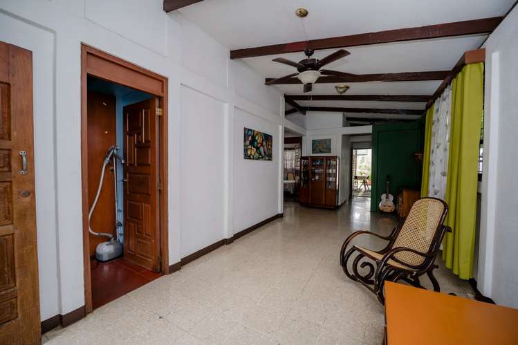 Se vende casa amplia en Los Robles  - Imagen 5