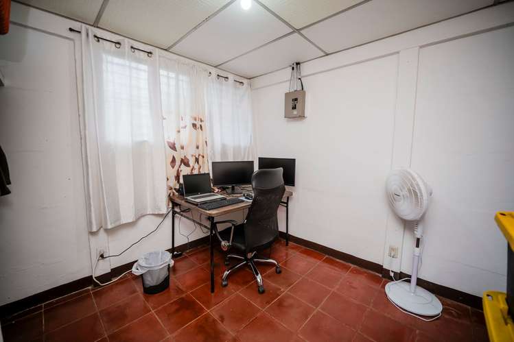 Se vende casa amplia en Los Robles  - Imagen 7