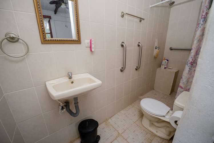 Se vende casa amplia en Los Robles  - Imagen 10