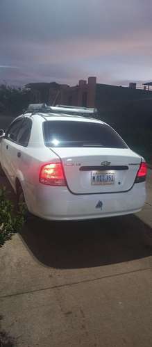 Vendo carro Chevrolet Aveo 2005. Focos nuevos. Bien cuidadito. Aire acondicionado helando. Manecillas y cierres nuevos.