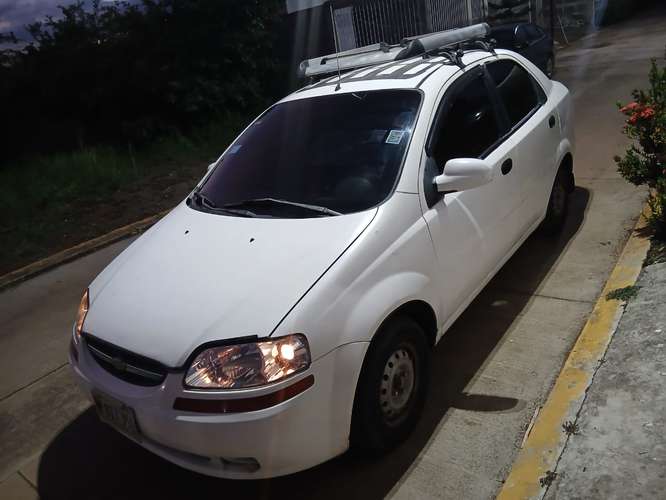Vendo carro Chevrolet Aveo 2005. Focos nuevos. Bien cuidadito. Aire acondicionado helando. Manecillas y cierres nuevos.