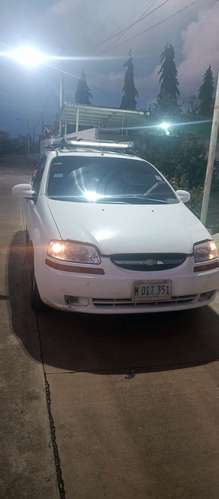 Vendo carro Chevrolet Aveo 2005. Focos nuevos. Bien cuidadito. Aire acondicionado helando. Manecillas y cierres nuevos.