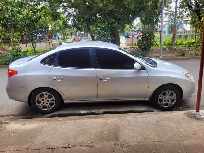 HYUNDAI Elantra  - Imagen 2