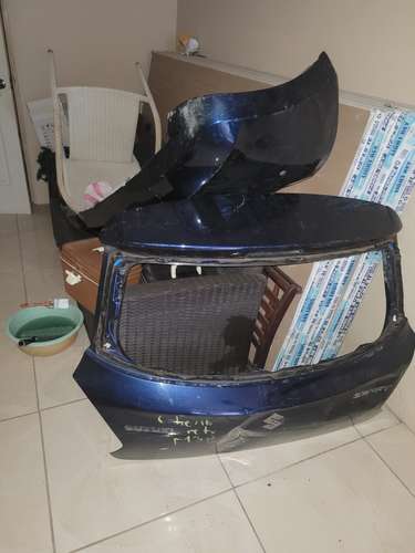 Bumper trasero, parte trasera del vidrio trasero susuki swift 2024