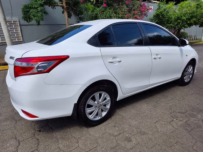 Toyota Yaris mecánico año 2017  - Imagen 2