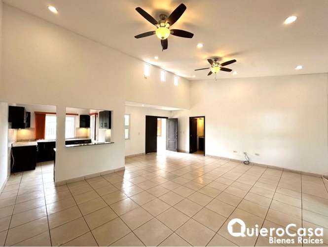 ¡Tu Nuevo Hogar Te Espera en Las Colinas! - Imagen 4