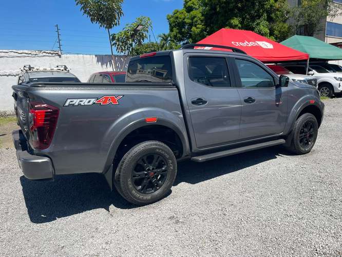 Nissan NP300 Frontier PRO-4X 2025 en excelente estado, con únicamente 32,000 kilómetros y un solo dueño.  