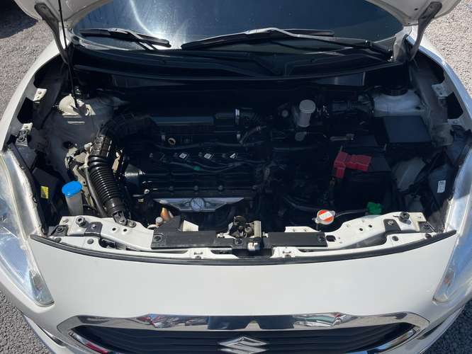 Suzuki Swift Dzire 2019 en excelente estado, con motor 1.2L y transmisión mecánica.