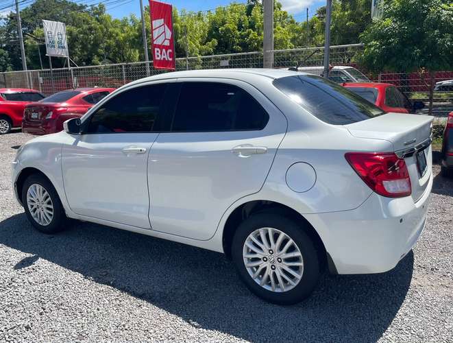 Suzuki Swift Dzire 2019 en excelente estado, con motor 1.2L y transmisión mecánica.