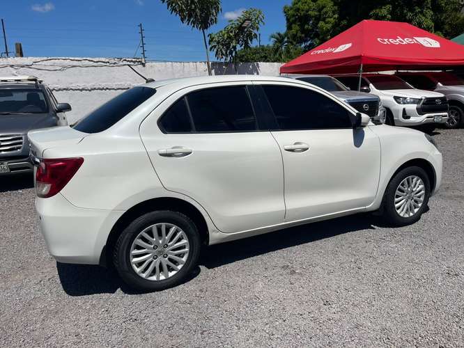 Suzuki Swift Dzire 2019 en excelente estado, con motor 1.2L y transmisión mecánica.