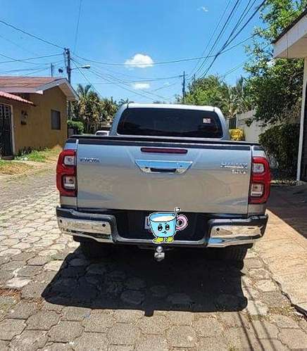 Vendo hermosa camioneta con detalle en uno de sus focos pero con orden de reparación aprobada por su seguro 