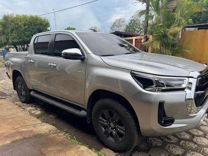 Vendo hermosa camioneta con detalle en uno de sus focos pero con orden de reparación aprobada por su seguro 