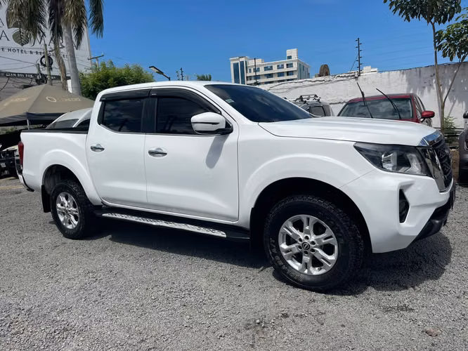  NISSAN NP300 FRONTIER XE 4x4 AUTOMATICA – AÑO 2025  - Imagen 2