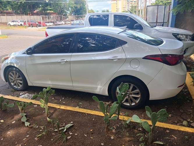Vendo Hundai Elantra año 2016 modelo canadiense