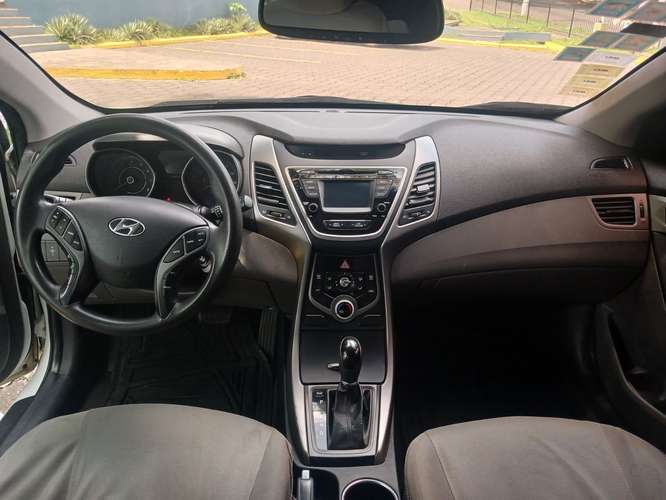 Vendo Hundai Elantra año 2016 modelo canadiense