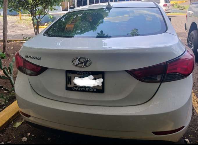 Vendo Hundai Elantra año 2016 modelo canadiense