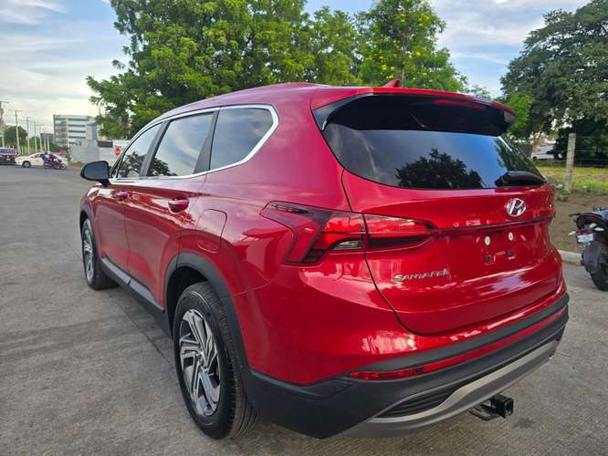 Hyundai Santa Fe 2021 SE roja · Promoción US$23,500