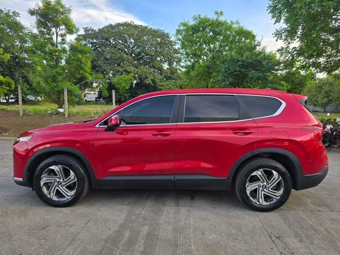Hyundai Santa Fe 2021 SE roja · Promoción US$23,500