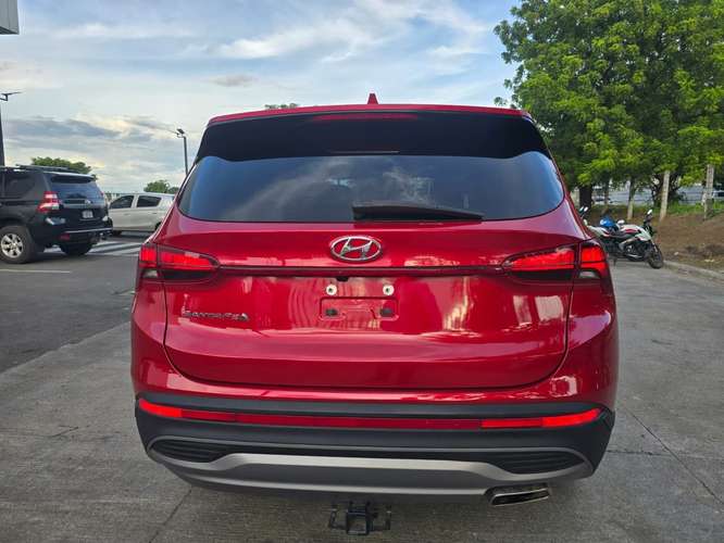 Hyundai Santa Fe 2021 SE roja · Promoción US$23,500