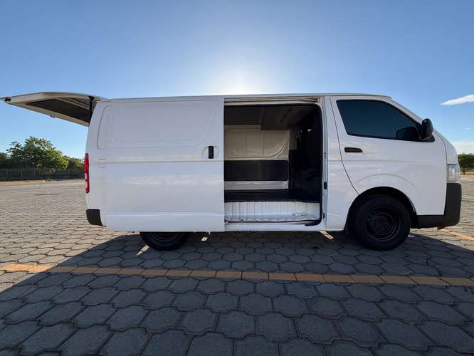 Toyota hiace panel doble aire acondicionado motor 5L año 2016 Listo para trabajo duro