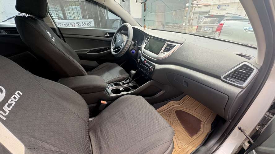 Se Vende Camioneta Hyundai Tucson año 2016., intermedio, con control remoto a distancia,