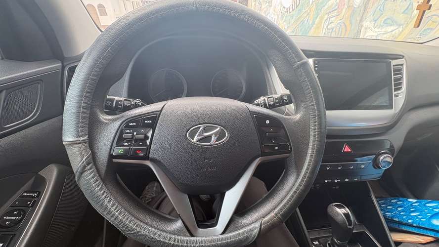 Se Vende Camioneta Hyundai Tucson año 2016., intermedio, con control remoto a distancia,