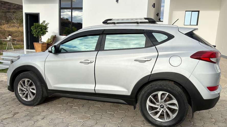 Se Vende Camioneta Hyundai Tucson año 2016., intermedio, con control remoto a distancia,