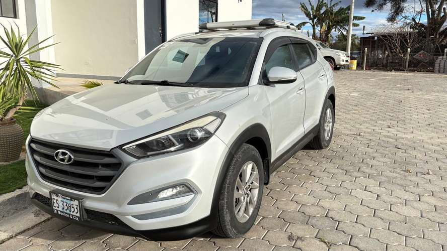 Se Vende Camioneta Hyundai Tucson año 2016., intermedio, con control remoto a distancia,