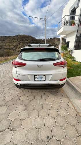 Se Vende Camioneta Hyundai Tucson año 2016., intermedio, con control remoto a distancia,