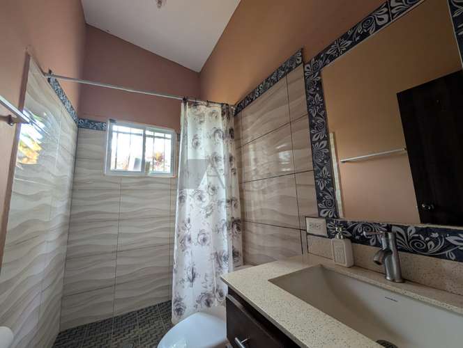 Moderna casa en venta y con amplio patio