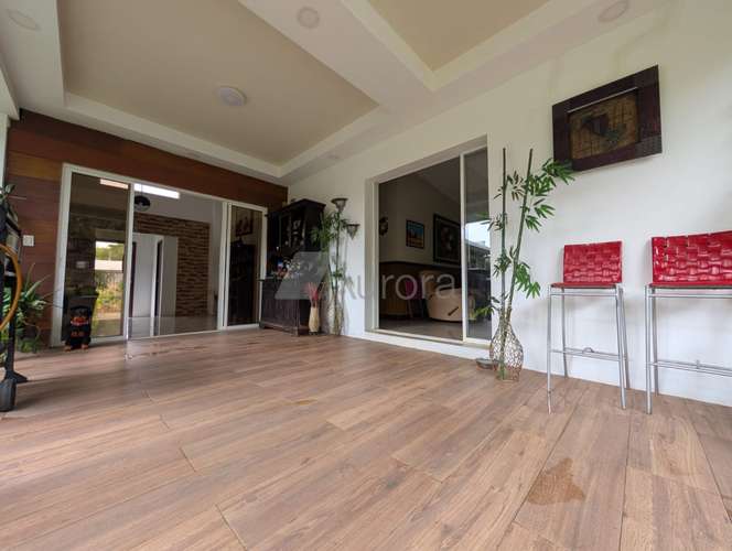 Moderna casa en venta y con amplio patio